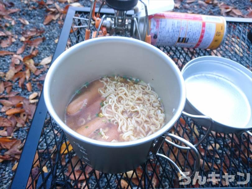 【簡単キャンプ飯】シャウエッセンを使ったレシピまとめ｜美味しい料理で笑顔になる