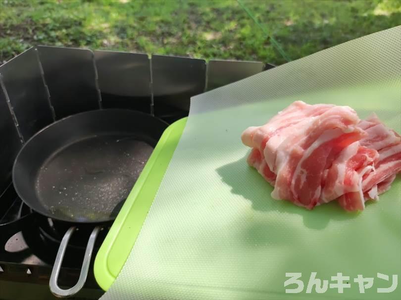 【簡単キャンプ飯】豚肉（ポーク）を使ったおすすめレシピまとめ｜美味しい料理で笑顔になる