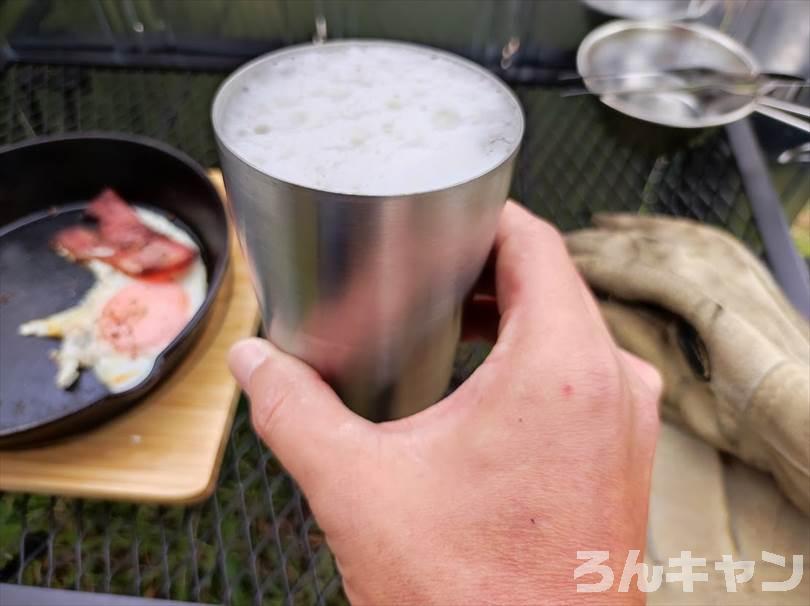 【簡単キャンプ飯】厚切りベーコンエッグをスキレットで焼く｜半熟卵がふわとろで美味しい