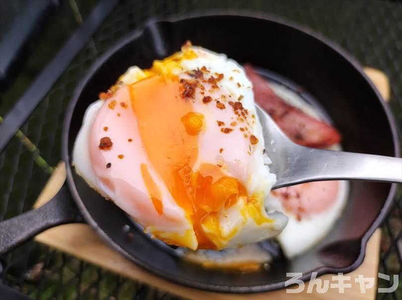 【簡単キャンプ飯】厚切りベーコンエッグをスキレットで焼く｜半熟卵がふわとろで美味しい