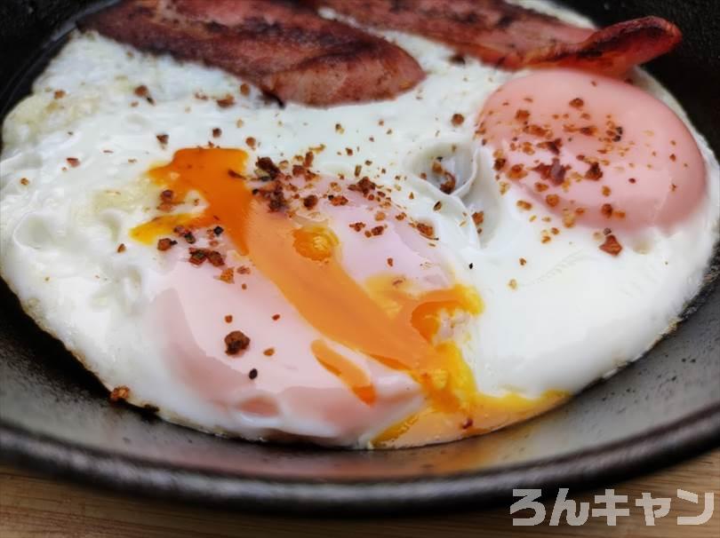 【簡単キャンプ飯】厚切りベーコンエッグをスキレットで焼く｜半熟卵がふわとろで美味しい