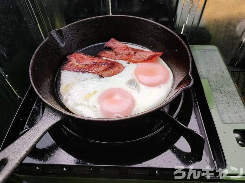 【簡単キャンプ飯】ベーコンを使ったおすすめレシピまとめ｜美味しい料理で笑顔になる