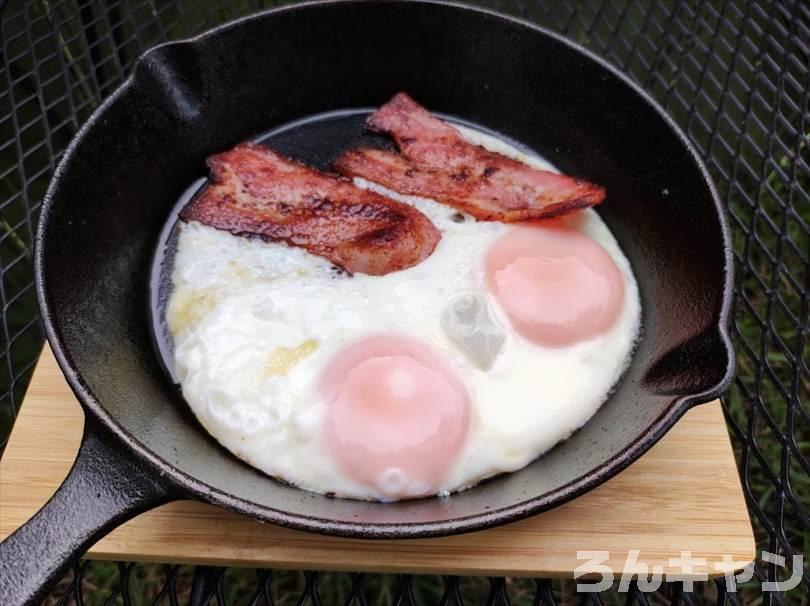 【簡単キャンプ飯】厚切りベーコンエッグをスキレットで焼く｜半熟卵がふわとろで美味しい