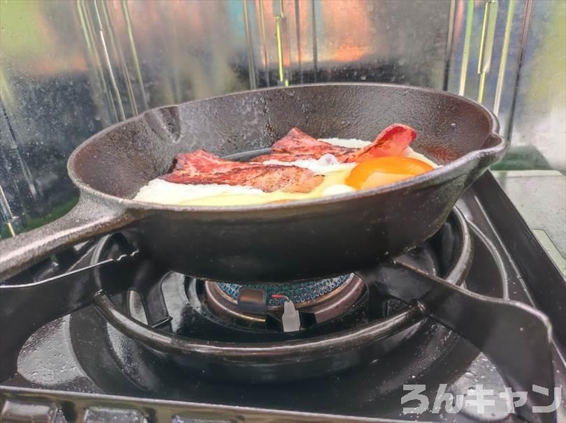 【簡単キャンプ飯】厚切りベーコンエッグをスキレットで焼く｜半熟卵がふわとろで美味しい