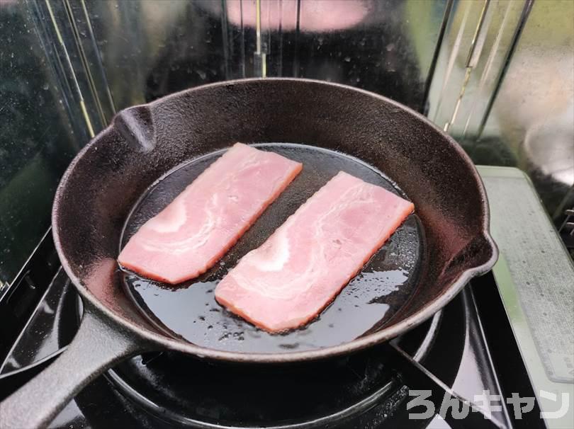 【簡単キャンプ飯】厚切りベーコンエッグをスキレットで焼く｜半熟卵がふわとろで美味しい