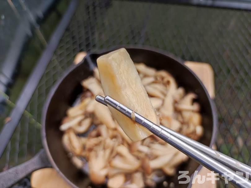 【簡単キャンプ飯】きのこのバター醤油炒め｜風味豊かで旨味たっぷり