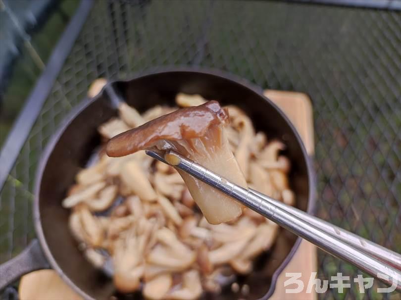 【簡単キャンプ飯】きのこのバター醤油炒め｜風味豊かで旨味たっぷり