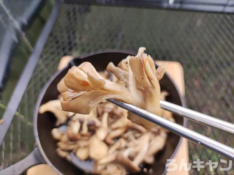 【簡単キャンプ飯】きのこのバター醤油炒め｜風味豊かで旨味たっぷり