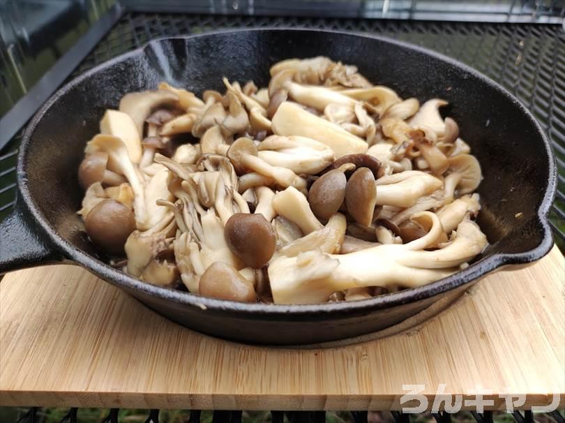 【簡単キャンプ飯】きのこのバター醤油炒め｜風味豊かで旨味たっぷり