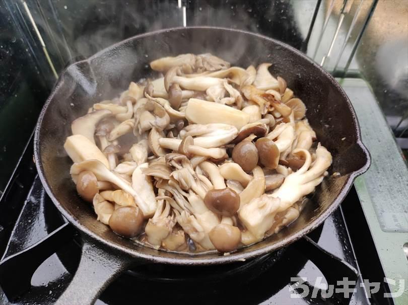 【簡単キャンプ飯】きのこのバター醤油炒め｜風味豊かで旨味たっぷり