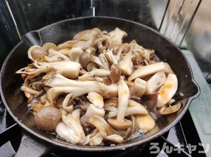 【簡単キャンプ飯】きのこのバター醤油炒め｜風味豊かで旨味たっぷり