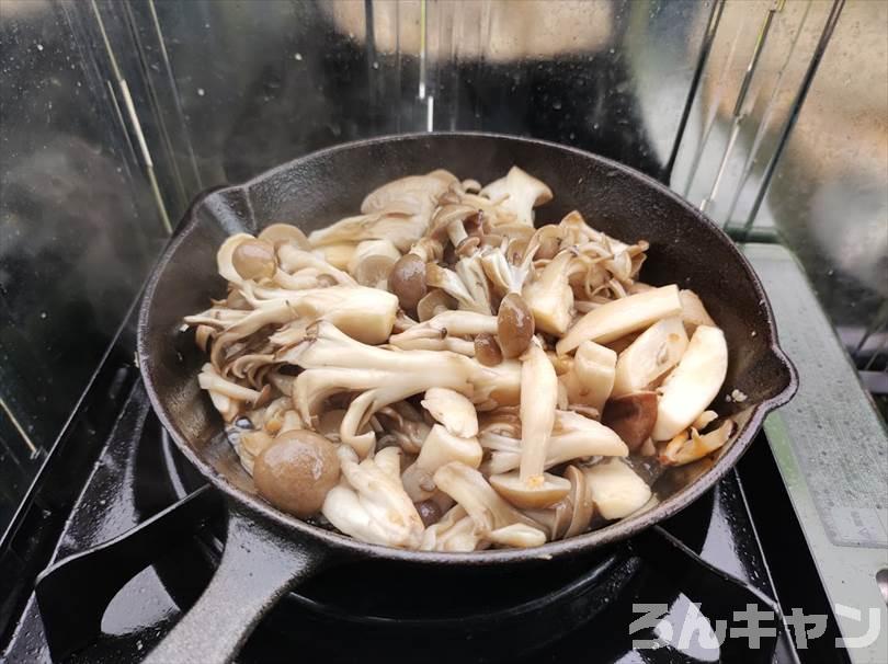 【簡単キャンプ飯】きのこのバター醤油炒め｜風味豊かで旨味たっぷり