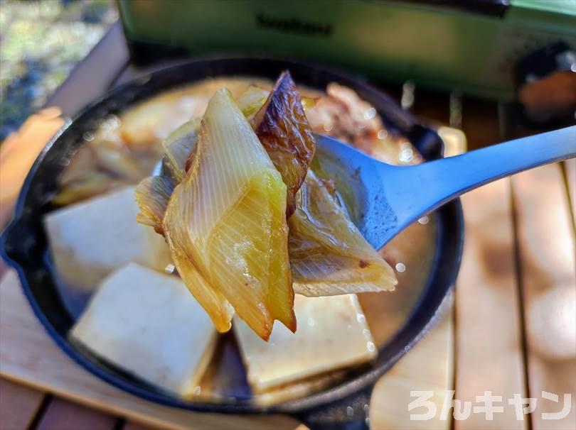 【簡単キャンプ飯】肉豆腐をスキレットで作る｜楽チン味付けで美味しい（失敗しない）