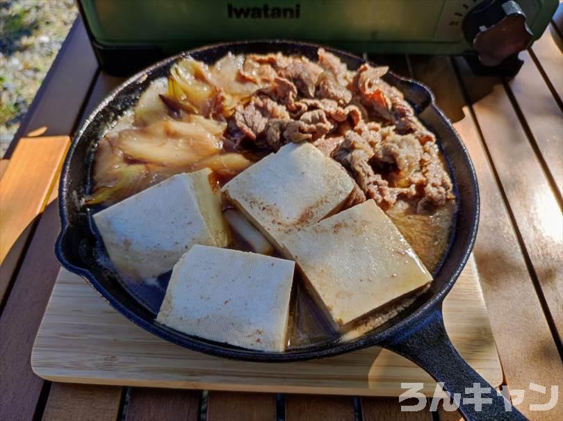 【簡単キャンプ飯】肉豆腐をスキレットで作る｜楽チン味付けで美味しい（失敗しない）