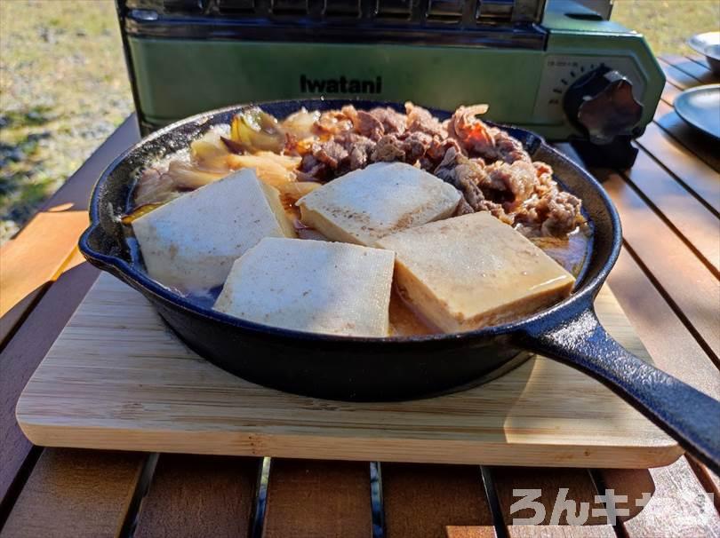 【簡単キャンプ飯】肉豆腐をスキレットで作る｜楽チン味付けで美味しい（失敗しない）