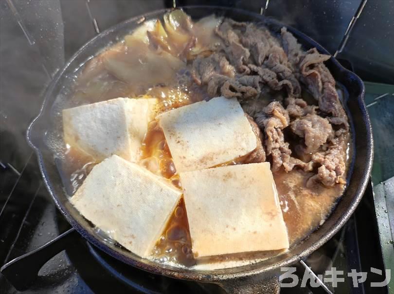 【簡単キャンプ飯】肉豆腐をスキレットで作る｜楽チン味付けで美味しい（失敗しない）