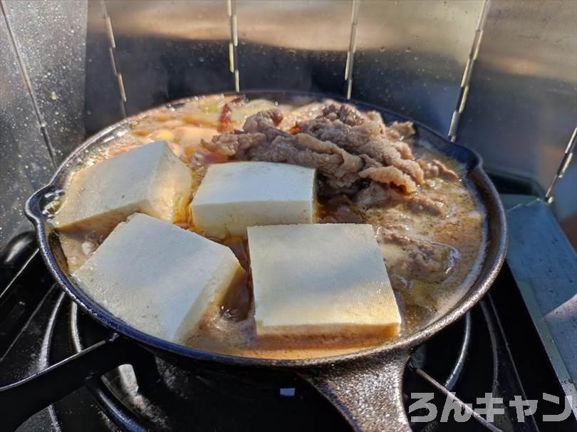 【簡単キャンプ飯】肉豆腐をスキレットで作る｜楽チン味付けで美味しい（失敗しない）