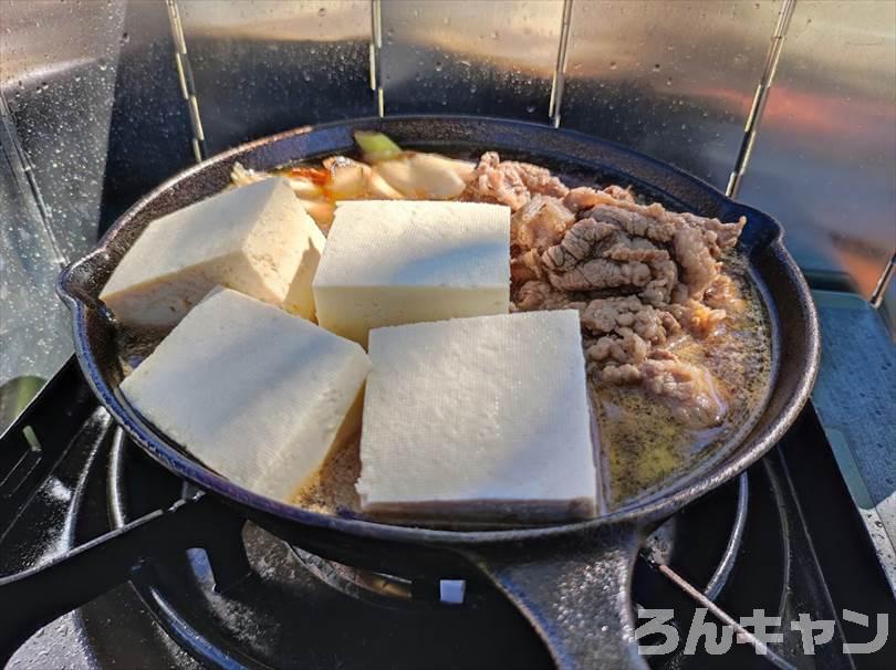 【簡単キャンプ飯】肉豆腐をスキレットで作る｜楽チン味付けで美味しい（失敗しない）