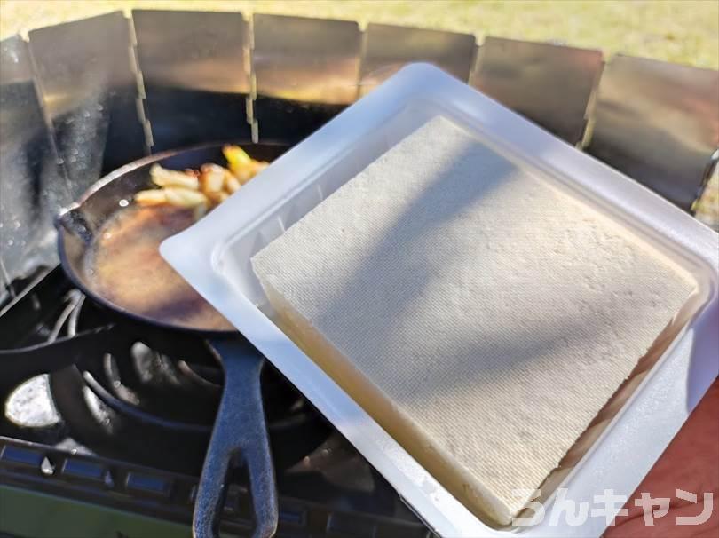 【簡単キャンプ飯】肉豆腐をスキレットで作る｜楽チン味付けで美味しい（失敗しない）