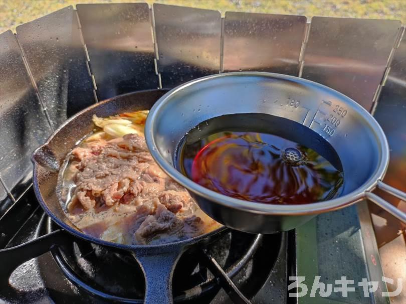 【簡単キャンプ飯】肉豆腐をスキレットで作る｜楽チン味付けで美味しい（失敗しない）