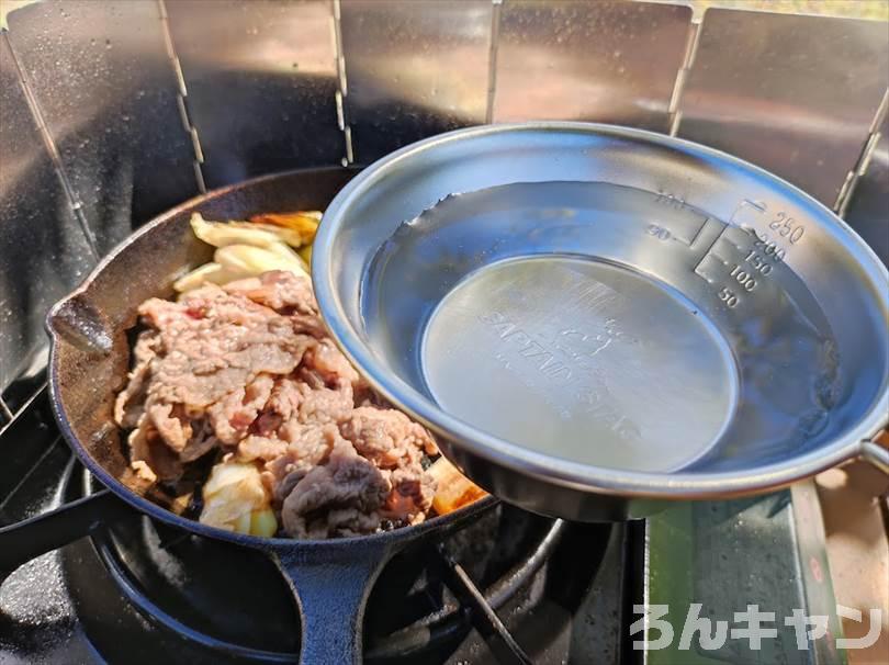 【簡単キャンプ飯】肉豆腐をスキレットで作る｜楽チン味付けで美味しい（失敗しない）