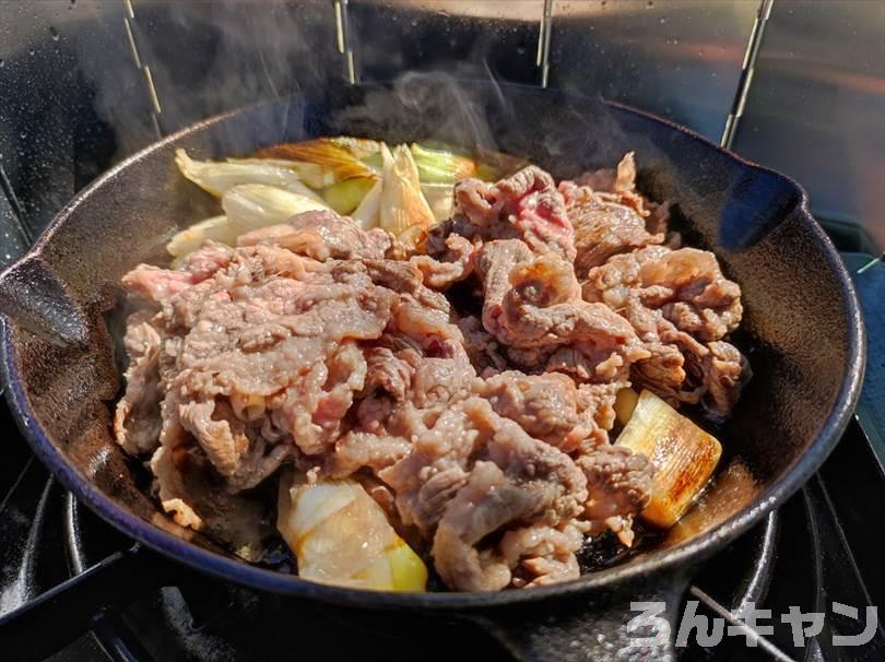 【簡単キャンプ飯】肉豆腐をスキレットで作る｜楽チン味付けで美味しい（失敗しない）