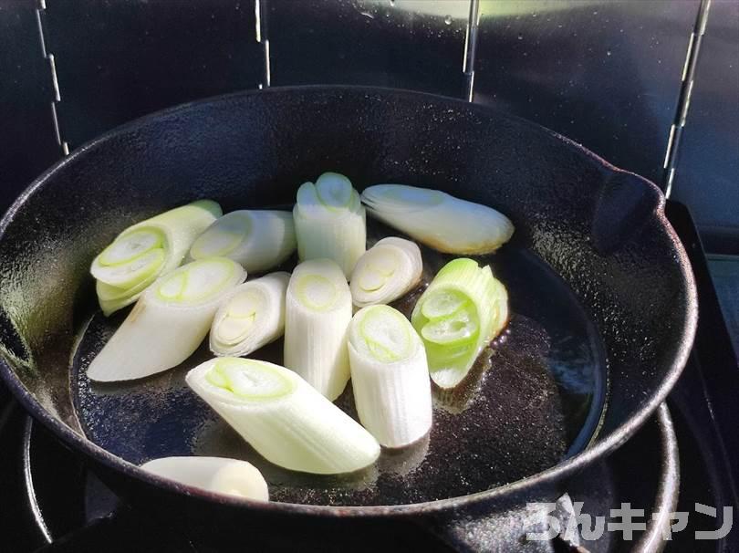 【男のキャンプ料理】スキレットで作る簡単おすすめレシピまとめ｜おつまみにもピッタリ