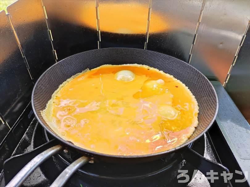 【簡単キャンプ飯】ふわふわニラ玉が美味しい｜炒めすぎと油の温度に注意