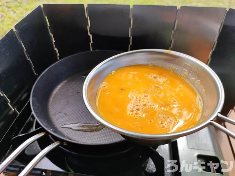 【簡単キャンプ飯】ふわふわニラ玉が美味しい｜炒めすぎと油の温度に注意