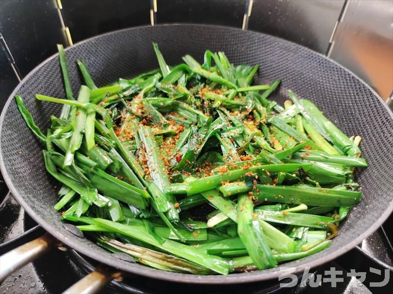 【簡単キャンプ飯】ふわふわニラ玉が美味しい｜炒めすぎと油の温度に注意