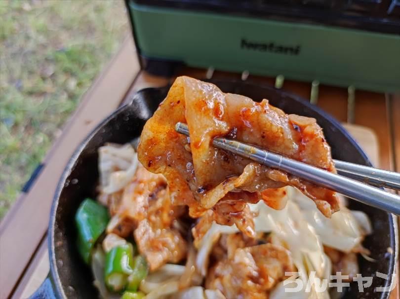 【簡単キャンプ飯】回鍋肉は豚バラ肉と野菜の旨味がたっぷり｜甘辛味噌が後引く美味しさ