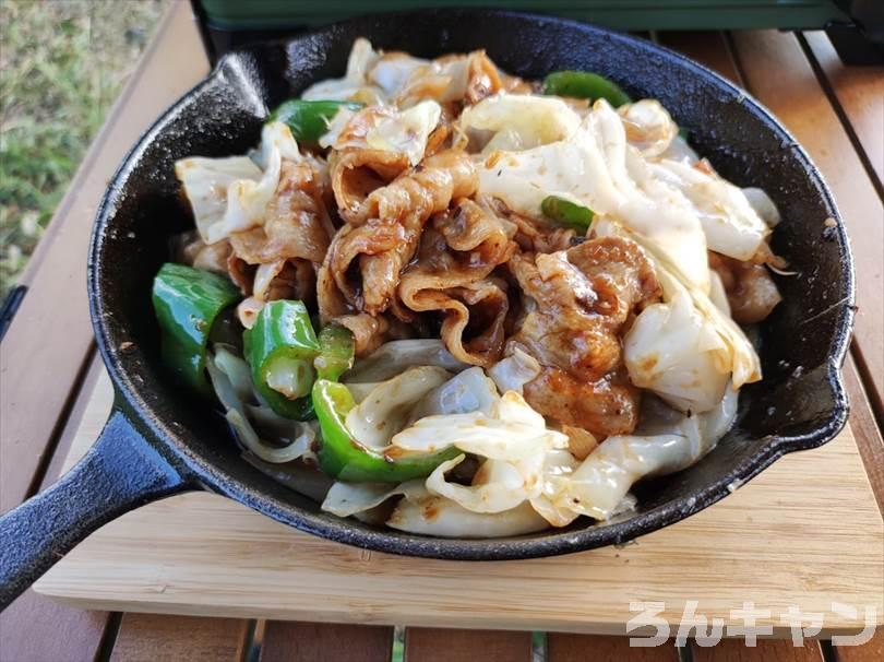 【簡単キャンプ飯】回鍋肉は豚バラ肉と野菜の旨味がたっぷり｜甘辛味噌が後引く美味しさ