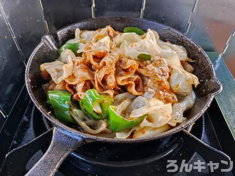 【簡単キャンプ飯】回鍋肉は豚バラ肉と野菜の旨味がたっぷり｜甘辛味噌が後引く美味しさ