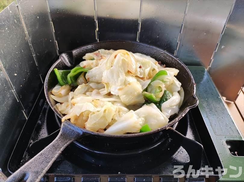 【簡単キャンプ飯】回鍋肉は豚バラ肉と野菜の旨味がたっぷり｜甘辛味噌が後引く美味しさ