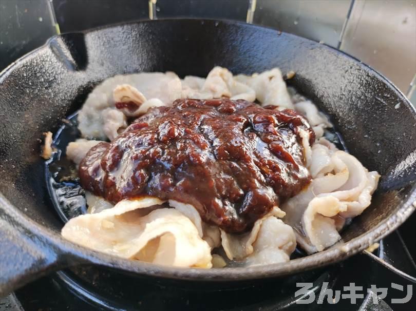 【簡単キャンプ飯】回鍋肉は豚バラ肉と野菜の旨味がたっぷり｜甘辛味噌が後引く美味しさ