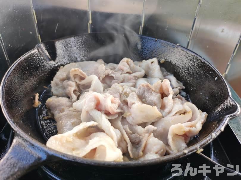 【簡単キャンプ飯】回鍋肉は豚バラ肉と野菜の旨味がたっぷり｜甘辛味噌が後引く美味しさ