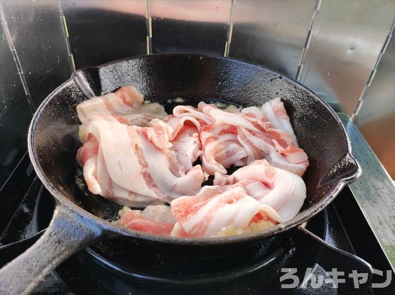 【簡単キャンプ飯】回鍋肉は豚バラ肉と野菜の旨味がたっぷり｜甘辛味噌が後引く美味しさ