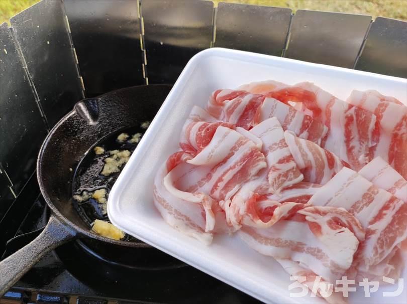 【簡単キャンプ飯】回鍋肉は豚バラ肉と野菜の旨味がたっぷり｜甘辛味噌が後引く美味しさ