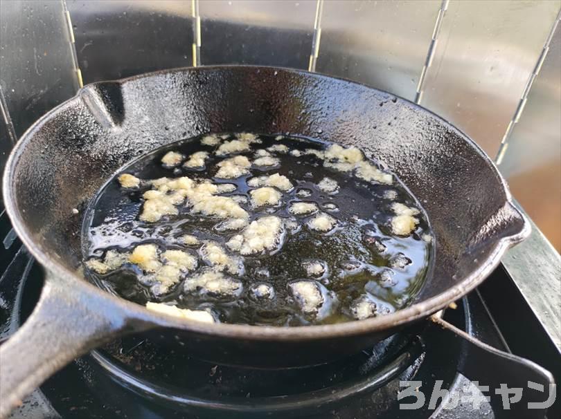 【簡単キャンプ飯】回鍋肉は豚バラ肉と野菜の旨味がたっぷり｜甘辛味噌が後引く美味しさ