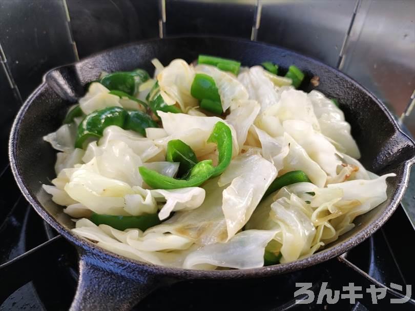 【簡単キャンプ飯】回鍋肉は豚バラ肉と野菜の旨味がたっぷり｜甘辛味噌が後引く美味しさ