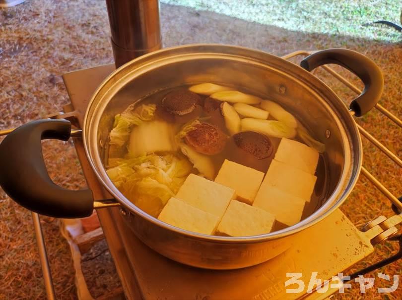 【簡単キャンプ飯】薪ストーブ料理のおすすめレシピまとめ｜熱々で美味しい