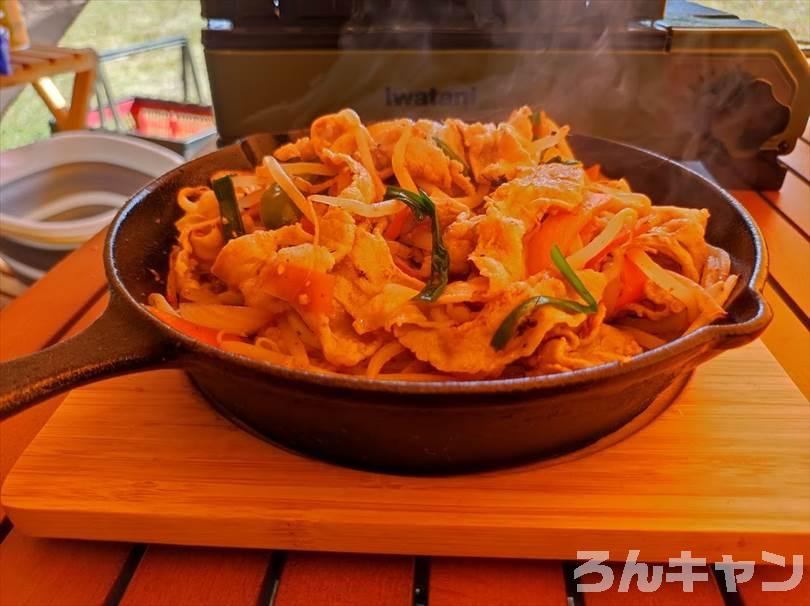 【簡単キャンプ飯】肉野菜炒めをスキレットで作る｜ほりにし辛口のピリ辛が美味しい