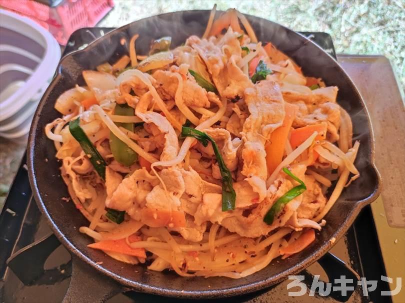 【簡単キャンプ飯】肉野菜炒めをスキレットで作る｜ほりにし辛口のピリ辛が美味しい