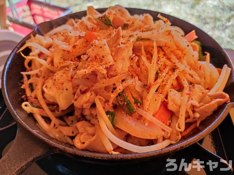 【簡単キャンプ飯】肉野菜炒めをスキレットで作る｜ほりにし辛口のピリ辛が美味しい