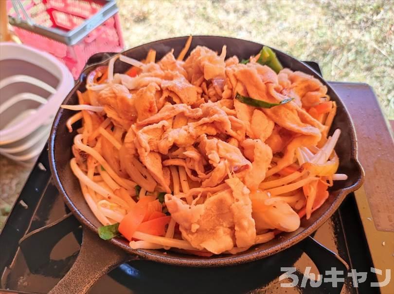 【簡単キャンプ飯】肉野菜炒めをスキレットで作る｜ほりにし辛口のピリ辛が美味しい