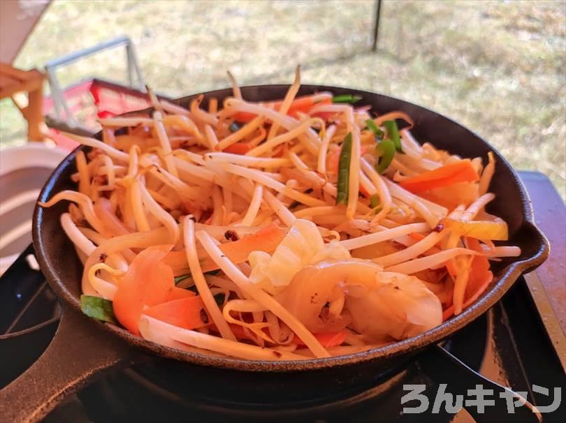 【簡単キャンプ飯】肉野菜炒めをスキレットで作る｜ほりにし辛口のピリ辛が美味しい