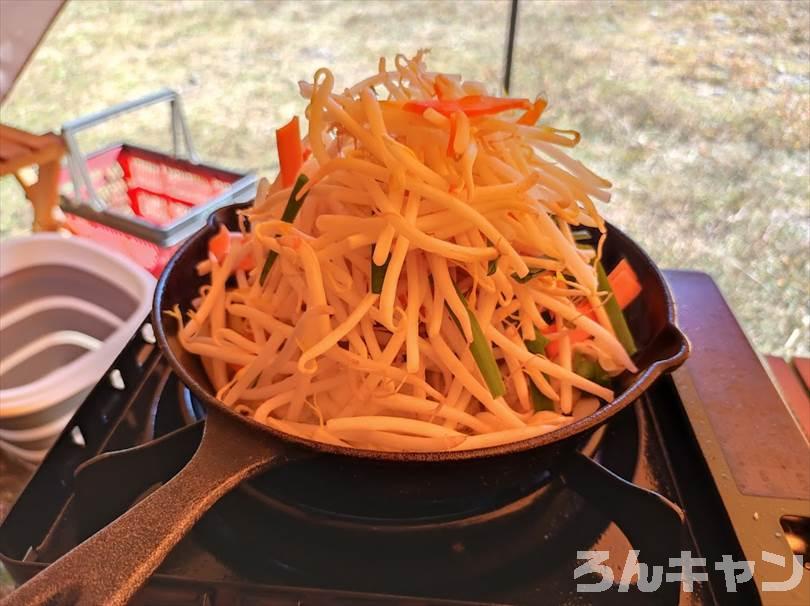 【簡単キャンプ飯】肉野菜炒めをスキレットで作る｜ほりにし辛口のピリ辛が美味しい