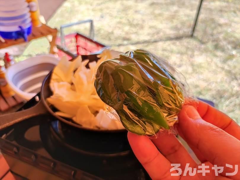 【簡単キャンプ飯】肉野菜炒めをスキレットで作る｜ほりにし辛口のピリ辛が美味しい