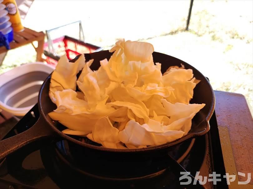 【簡単キャンプ飯】肉野菜炒めをスキレットで作る｜ほりにし辛口のピリ辛が美味しい