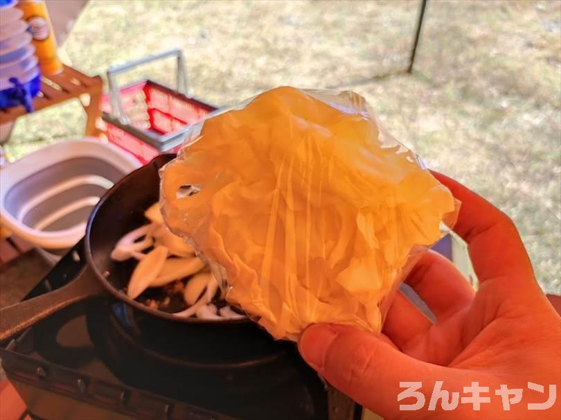 【簡単キャンプ飯】肉野菜炒めをスキレットで作る｜ほりにし辛口のピリ辛が美味しい